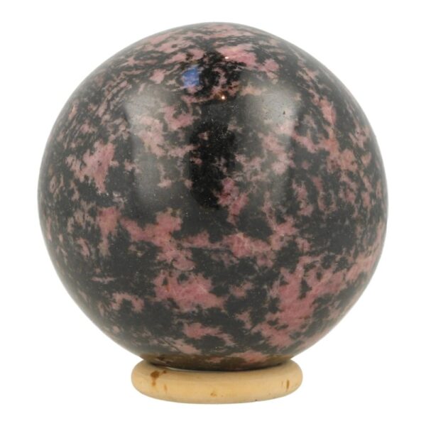 Fraaie zwart-roze rhodoniet bol met diameter van 78mm uit Madagaskar