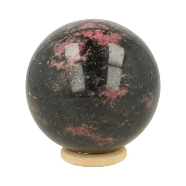 Fraaie donkere rhodoniet bol met diameter van 63mm op houten ring